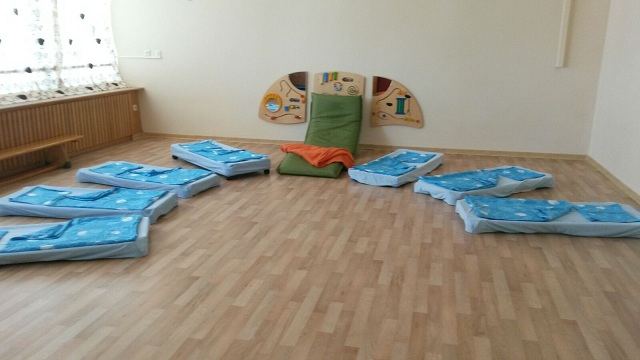 Schlafraum der größeren Kinder mit ausgelegten Matratzen