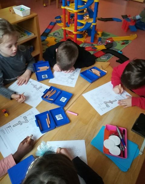 Vorschulkinder arbeiten gemeinsam am Bunten Tisch