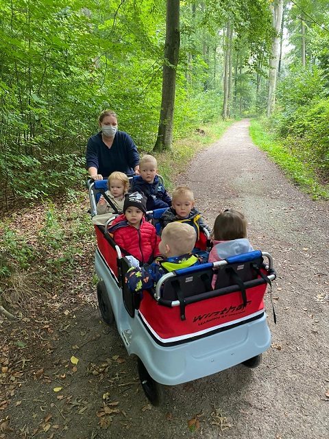Die Kuschelbären auf dem Weg in den Wald, mit Bollerwagen