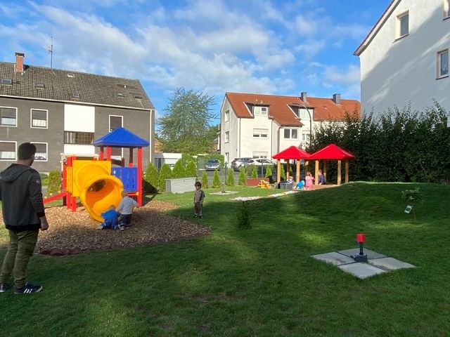 Blick über das Außengelände mit mehreren Spielgeräten