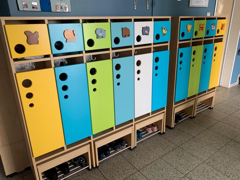 Garderobe mit bunten Fächern in Blau, Grün und Gelb