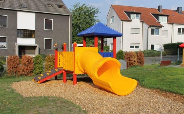Spielturm mit Rutsche auf dem Außengelände