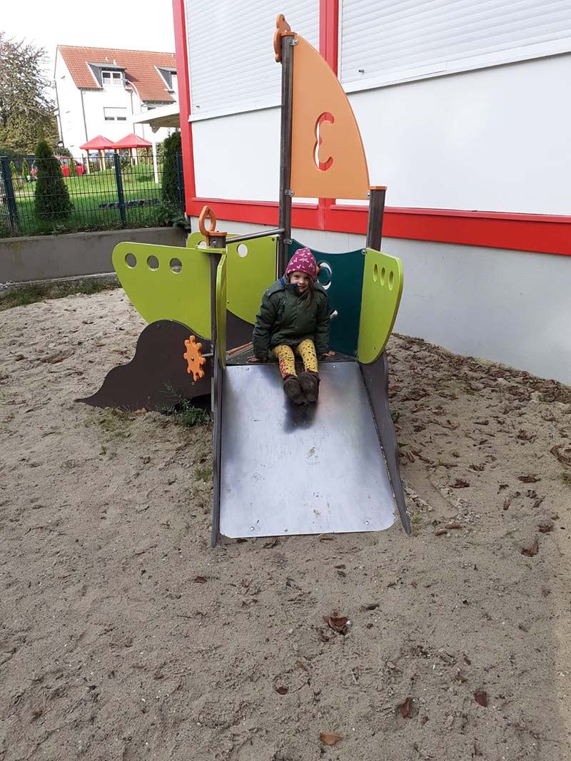 Kleine Rutsche für die jüngeren Kinder auf dem Außengelände