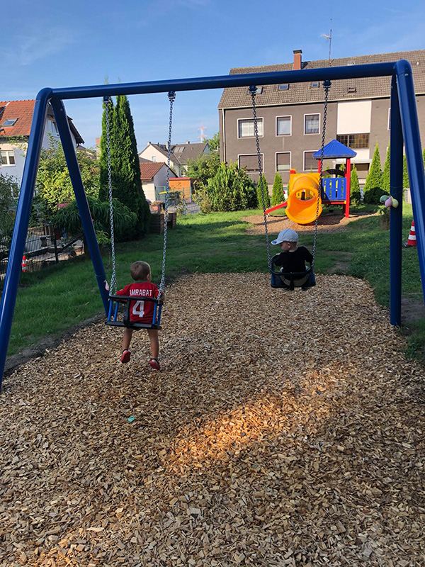 Schaukel im geschützten Bereich für die jüngsten Kinder
