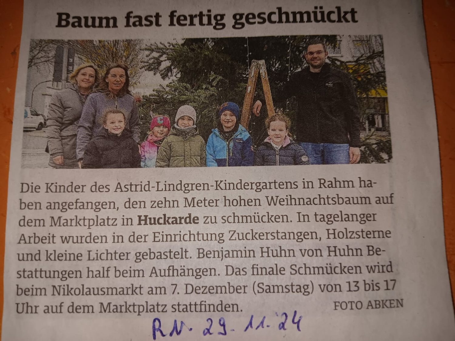 Zeitungsausschnitt mit der Überschrift „Baum fast fertig geschmückt“