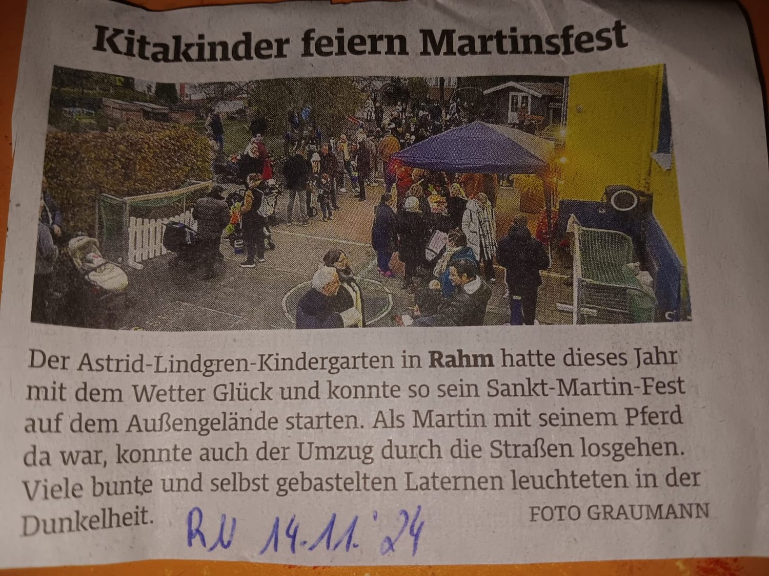 Zeitungsausschnitt mit der Überschrift „Kitakinder feiern Martinsfest“