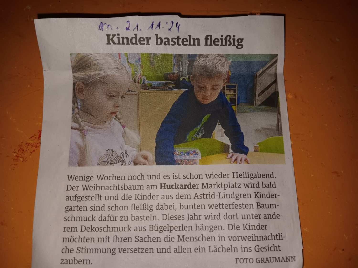 Zeitungsausschnitt mit der Überschrift „Kinder basteln fleißig“