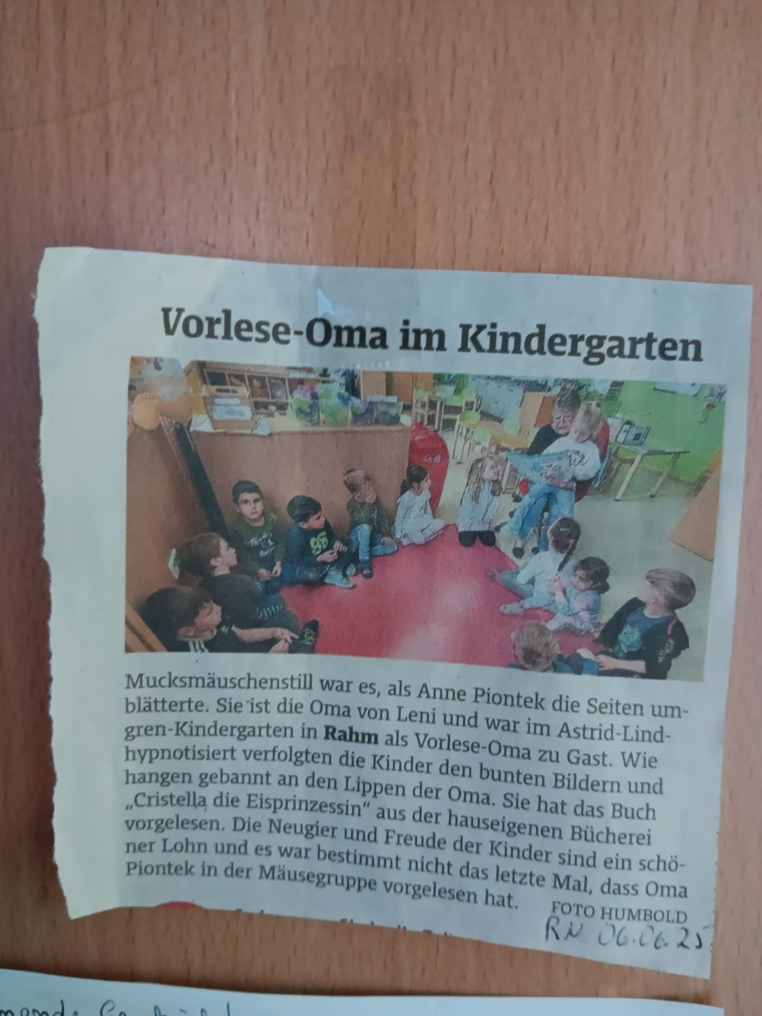 Zeitungsausschnitt mit der Überschrift „Vorlese-Oma im Kindergarten“
