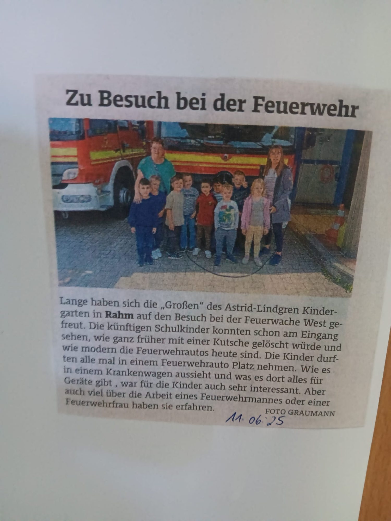 Zeitungsausschnitt mit der Überschrift „Zu Besuch bei der Feuerwehr“
