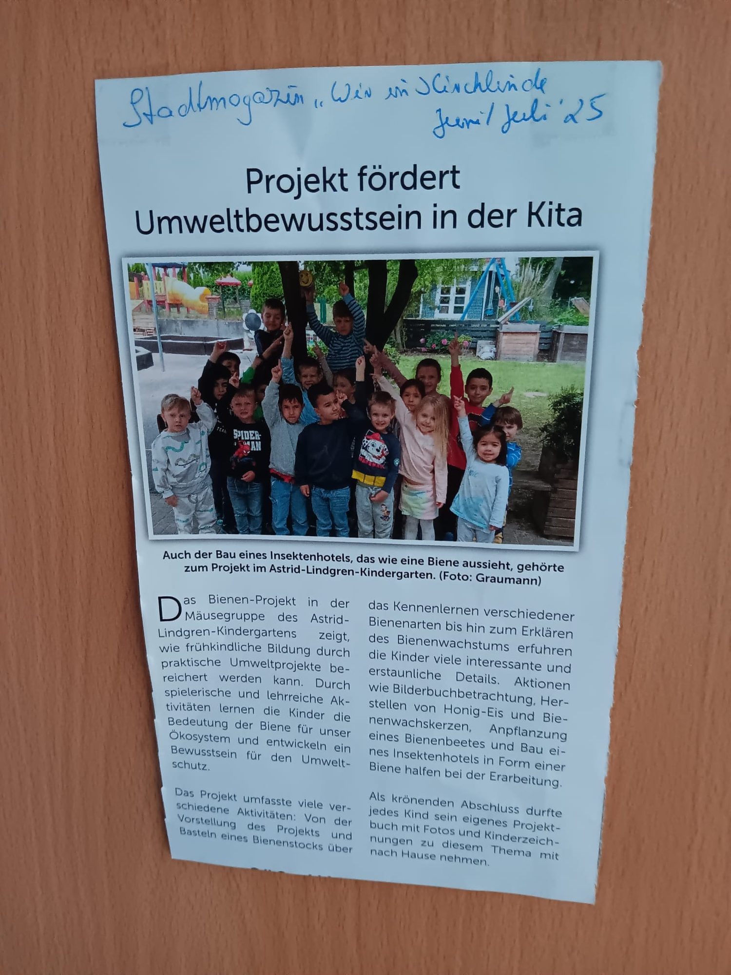 Zeitungsausschnitt mit der Überschrift „Projekt fördert Umweltbewusstsein in der Kita“