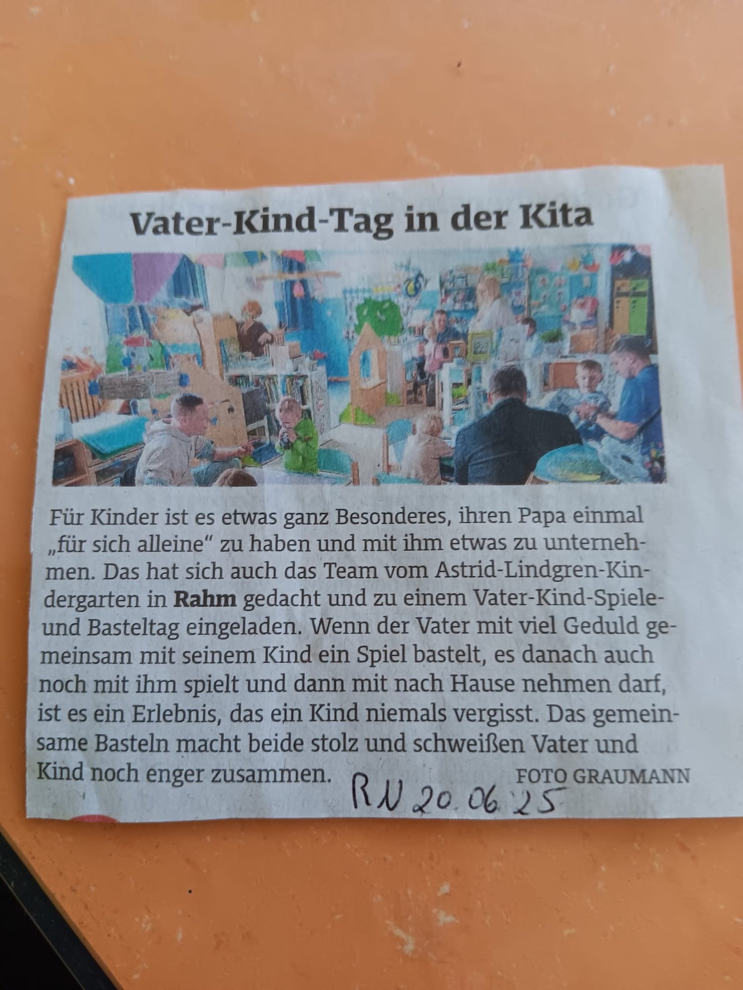 Zeitungsausschnitt mit der Überschrift „Vater-Kind-Tag in der Kita“